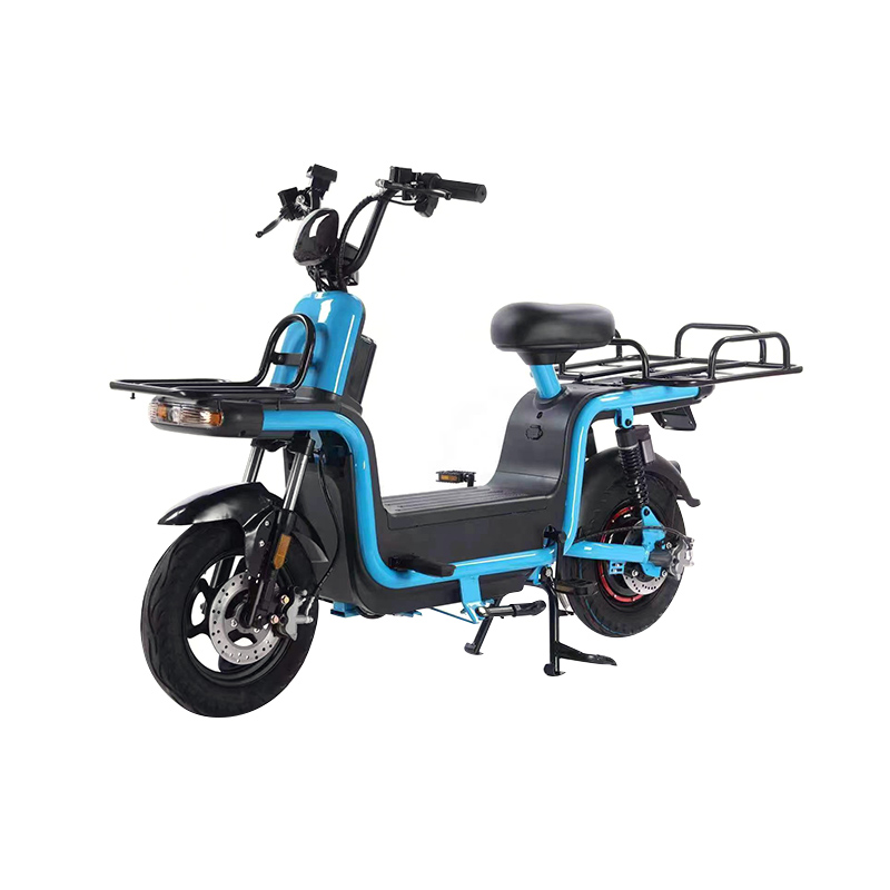 Cum se compară distribuția greutății și centrul de greutate al acestei motociclete electrice cu motocicletele ICE echivalente?